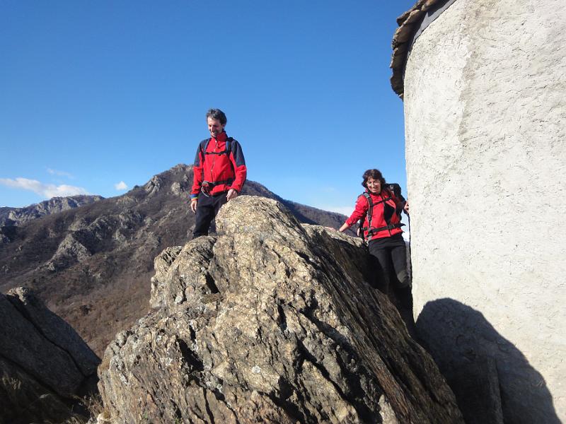 09 Bella cappellina in cima.JPG